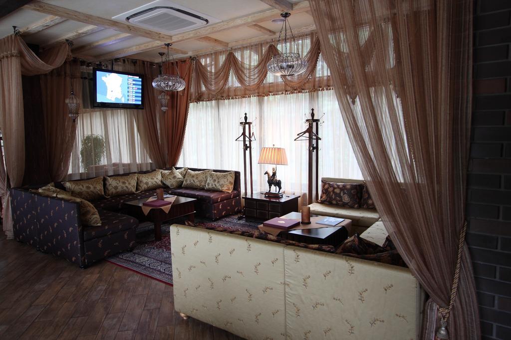 Park-Hotel Butenko Stable Protsev Bagian luar foto